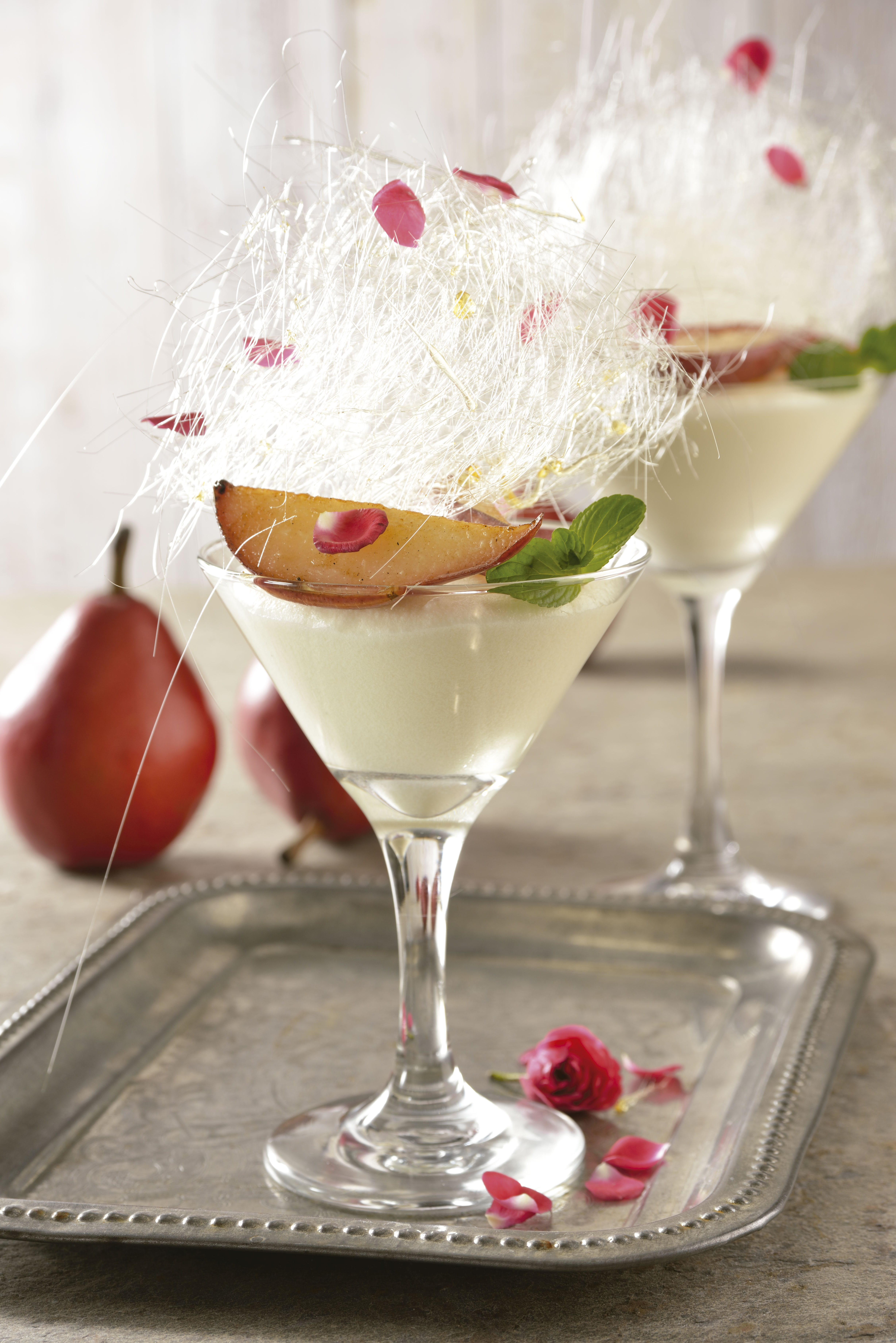 Mousse-de-chocolate-blanco-relleno-de-peras